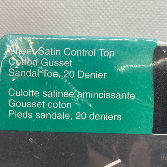 Gloria Vanderbilt Silky Sheer Control Top Pantyhose Nylons Size D 160-200 lbs - Picture 3 of 8